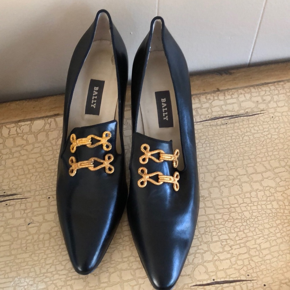 Black heeled shoes with gold buckle